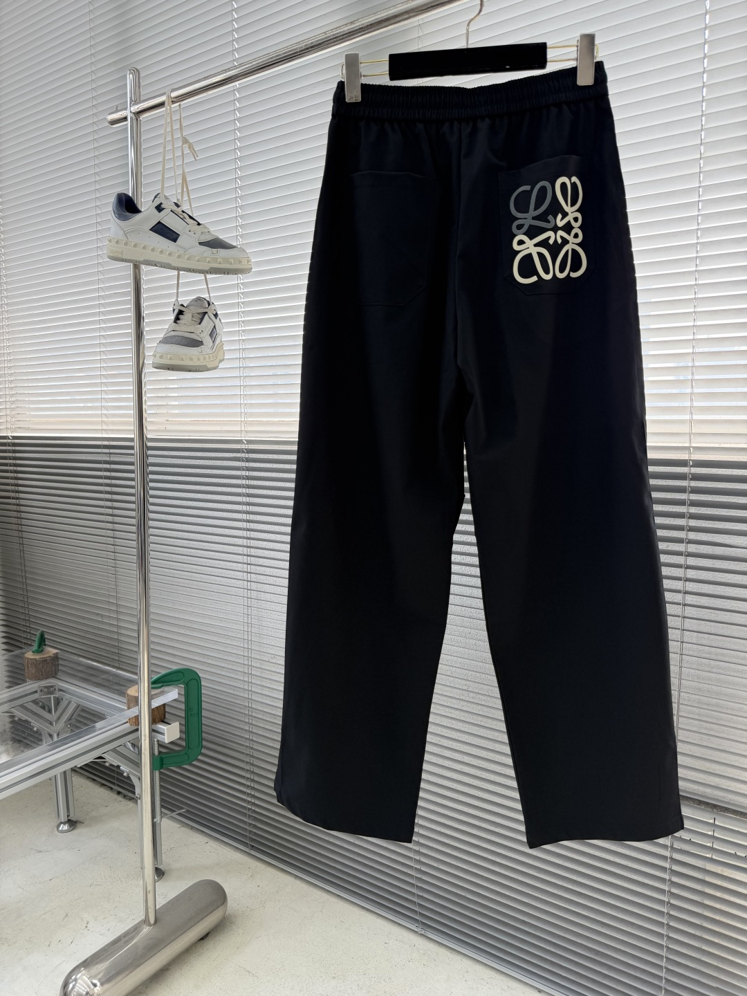 -LOEW 新款经典高定新款工装裤，采用梭织面料，超级亲肤舒适，面料超绝，工装口袋设计，上身效果超级帅气