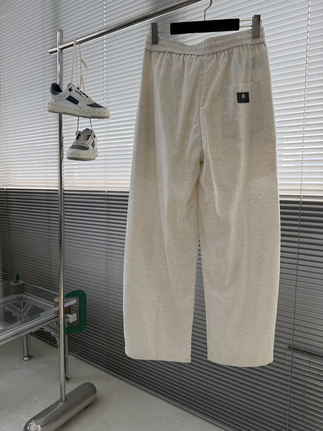 -Loro Piana 新款亚麻天丝休闲裤，采用亚麻天丝面料打造，舒适轻肤软糯，非常有垂感不显臃肿。前面
