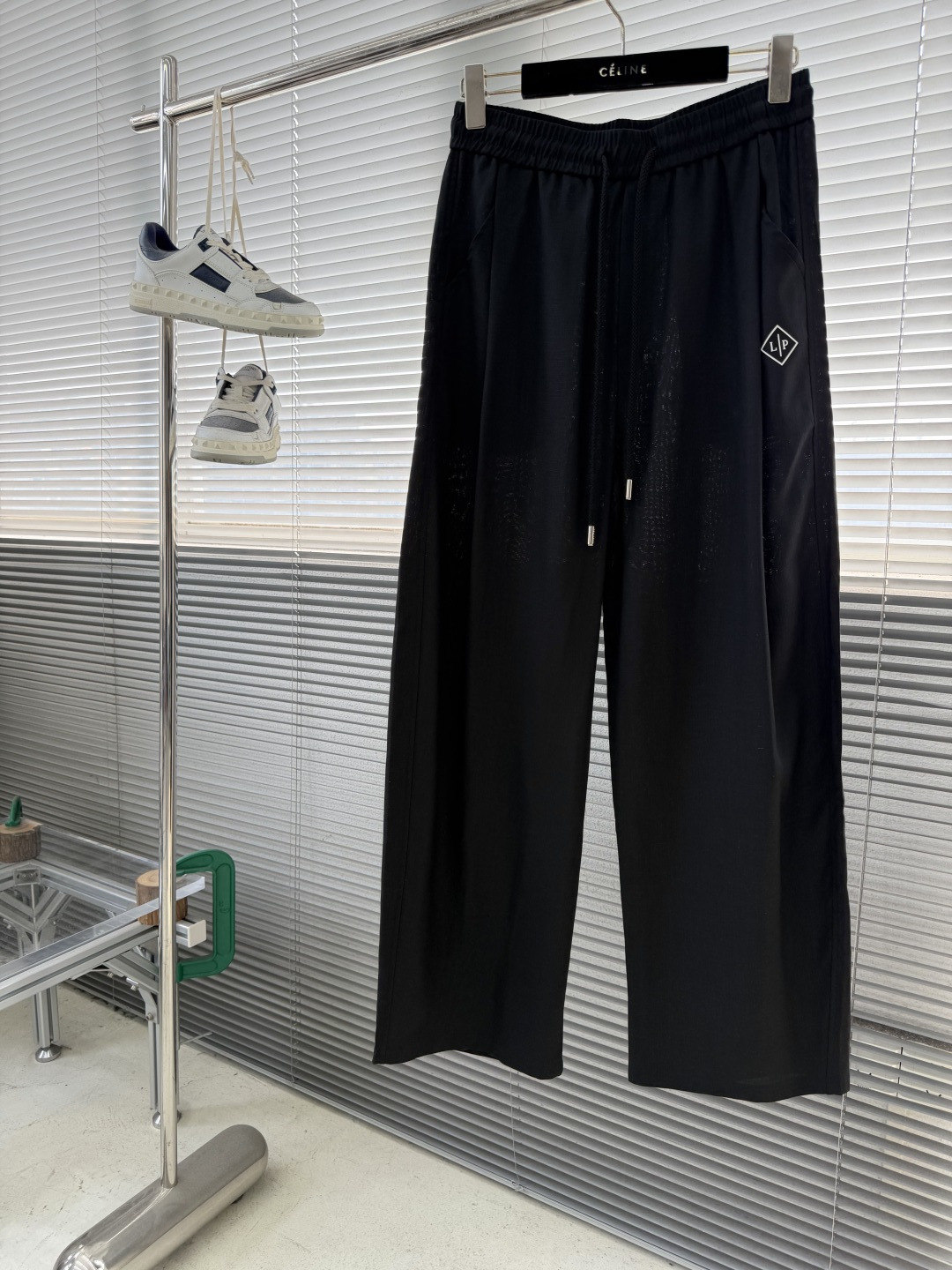 -Loro Piana 新款亚麻天丝休闲裤，采用亚麻天丝面料打造，舒适轻肤软糯，非常有垂感不显臃肿。前面