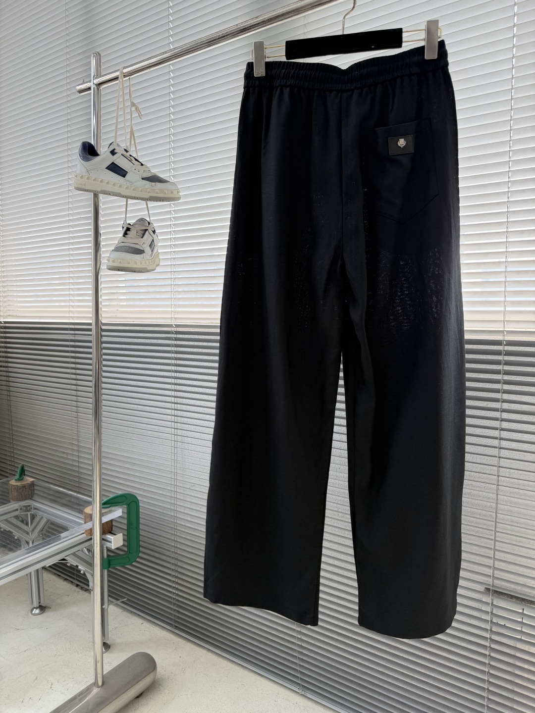 -Loro Piana 新款亚麻天丝休闲裤，采用亚麻天丝面料打造，舒适轻肤软糯，非常有垂感不显臃肿。前面