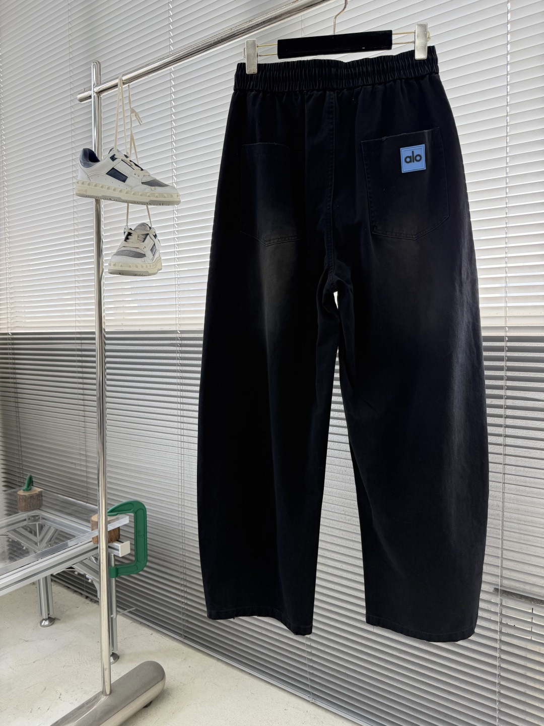 -alo 26年新款休闲裤，纯棉细斜纹棉布 面料细腻 洗水后依旧有挺阔感 面料整体感觉偏日系工装面料，手