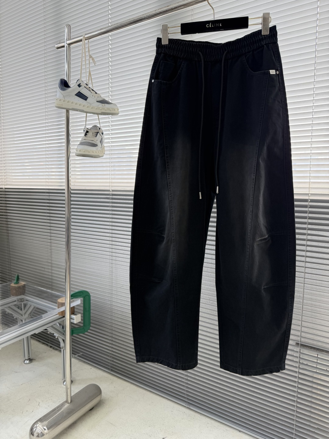 -alo 26年新款休闲裤，纯棉细斜纹棉布 面料细腻 洗水后依旧有挺阔感 面料整体感觉偏日系工装面料，手