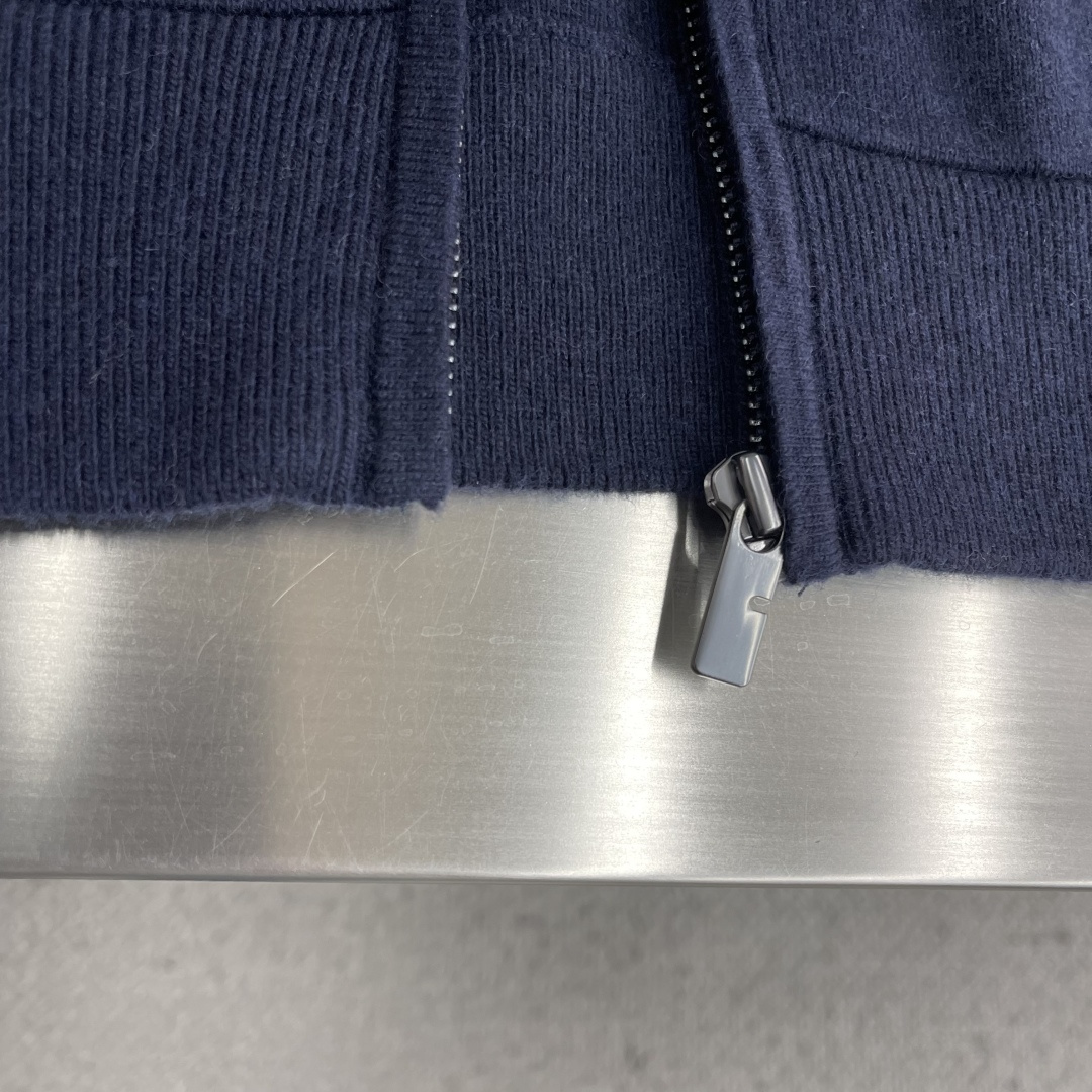 -BBR 饰刺绣拉链开衫以羊绒为主体主导面料的手感、保暖性和轻盈感，同时提供无与伦比的穿着体验。少量聚酰