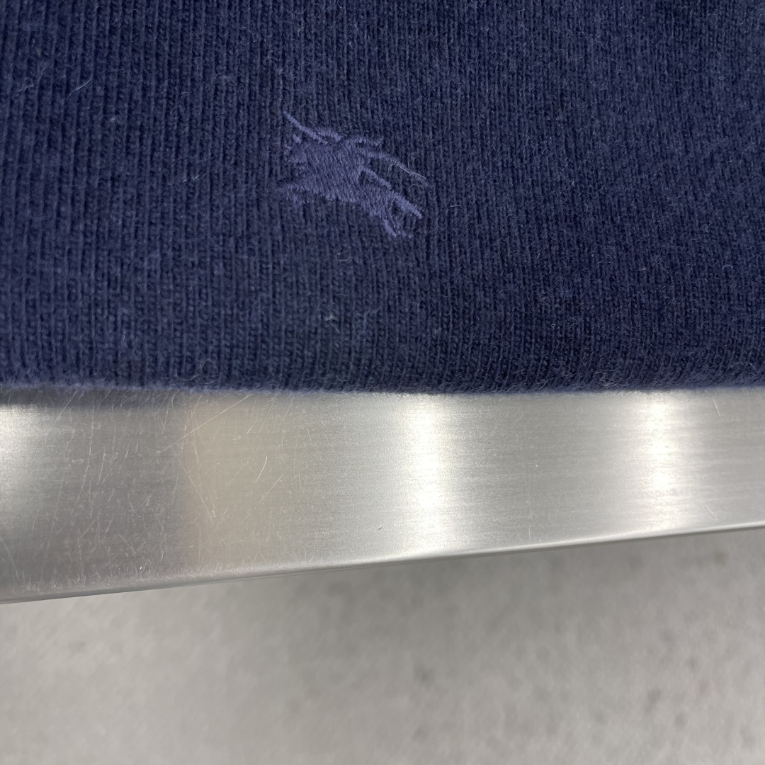 -BBR 饰刺绣拉链开衫以羊绒为主体主导面料的手感、保暖性和轻盈感，同时提供无与伦比的穿着体验。少量聚酰
