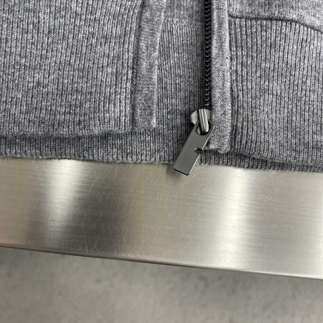 -BBR 饰刺绣拉链开衫以羊绒为主体主导面料的手感、保暖性和轻盈感，同时提供无与伦比的穿着体验。少量聚酰