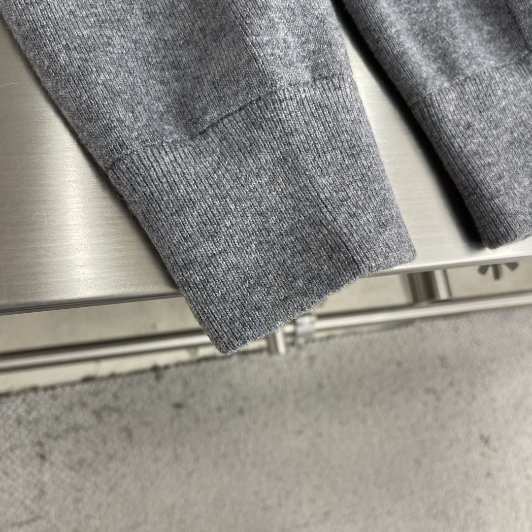 -BBR 饰刺绣拉链开衫以羊绒为主体主导面料的手感、保暖性和轻盈感，同时提供无与伦比的穿着体验。少量聚酰