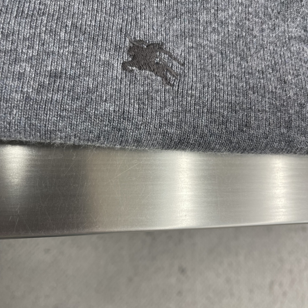 -BBR 饰刺绣拉链开衫以羊绒为主体主导面料的手感、保暖性和轻盈感，同时提供无与伦比的穿着体验。少量聚酰