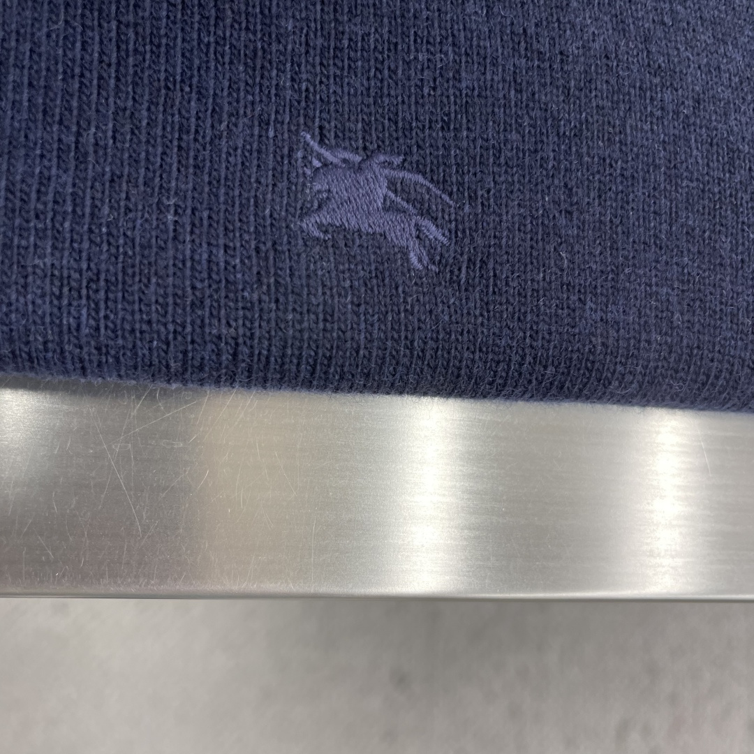 -BBR 刺绣半拉链高领针织衫以羊绒为主体主导面料的手感、保暖性和轻盈感，同时提供无与伦比的穿着体验。少