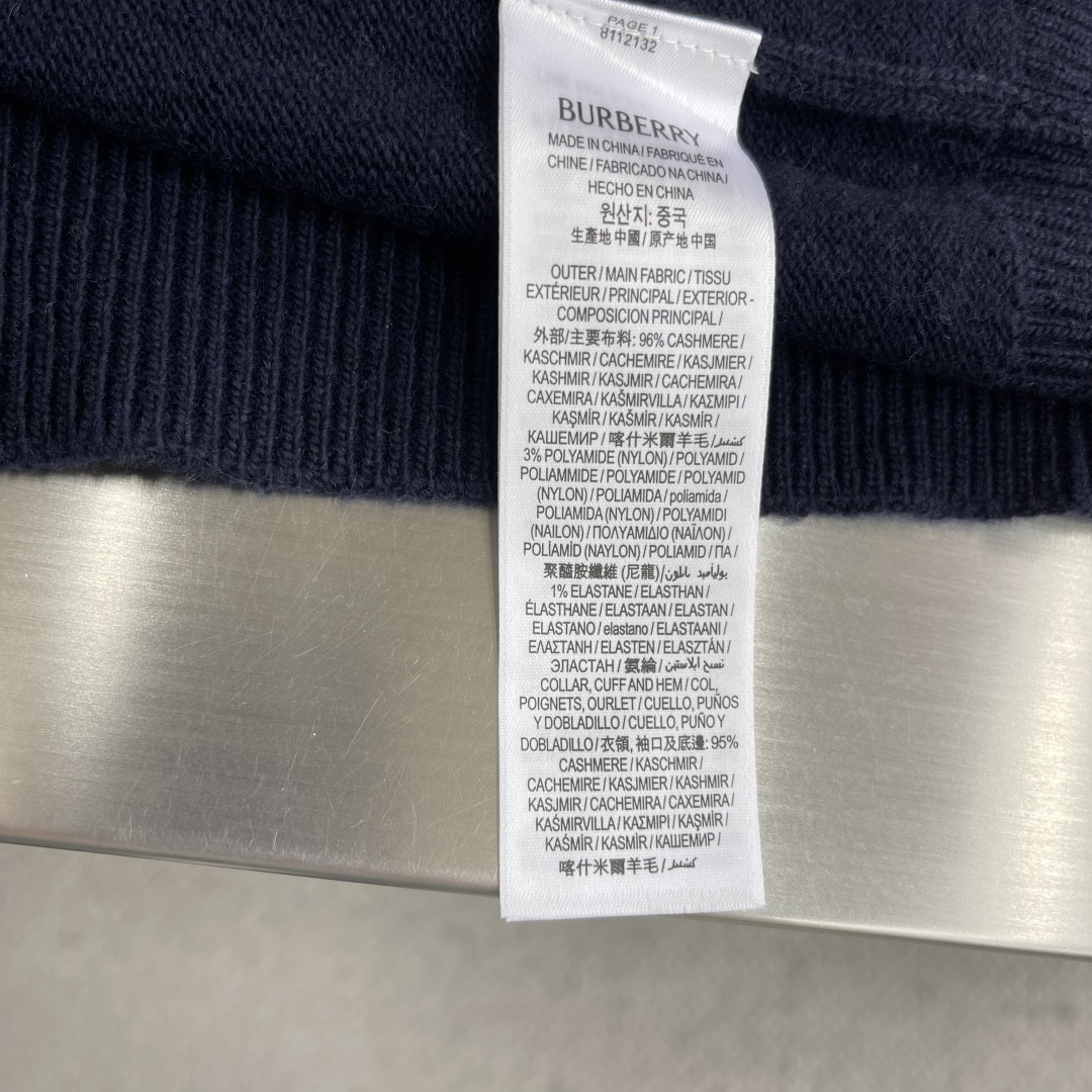-BBR 刺绣半拉链高领针织衫以羊绒为主体主导面料的手感、保暖性和轻盈感，同时提供无与伦比的穿着体验。少