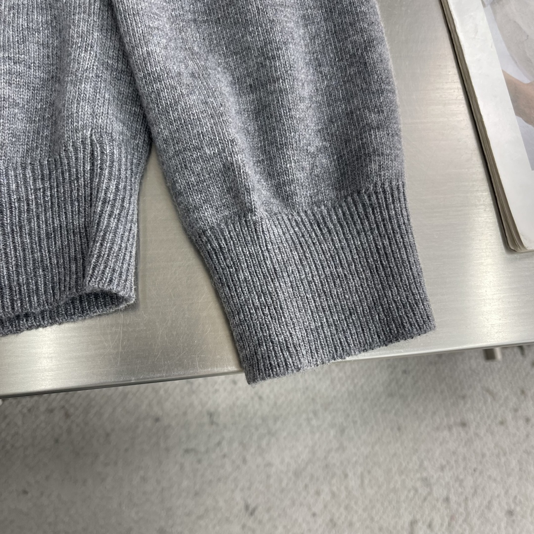 -BBR 刺绣半拉链高领针织衫以羊绒为主体主导面料的手感、保暖性和轻盈感，同时提供无与伦比的穿着体验。少