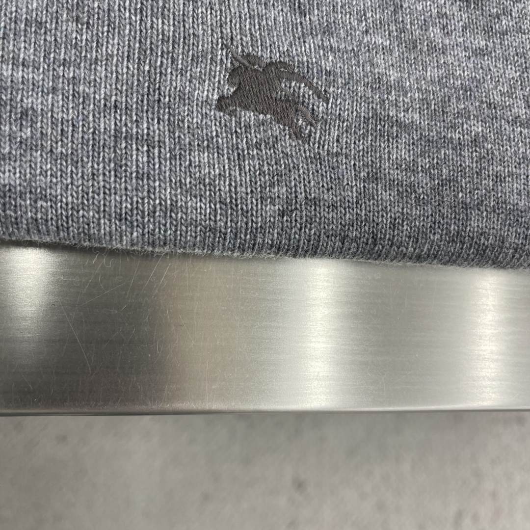 -BBR 刺绣半拉链高领针织衫以羊绒为主体主导面料的手感、保暖性和轻盈感，同时提供无与伦比的穿着体验。少