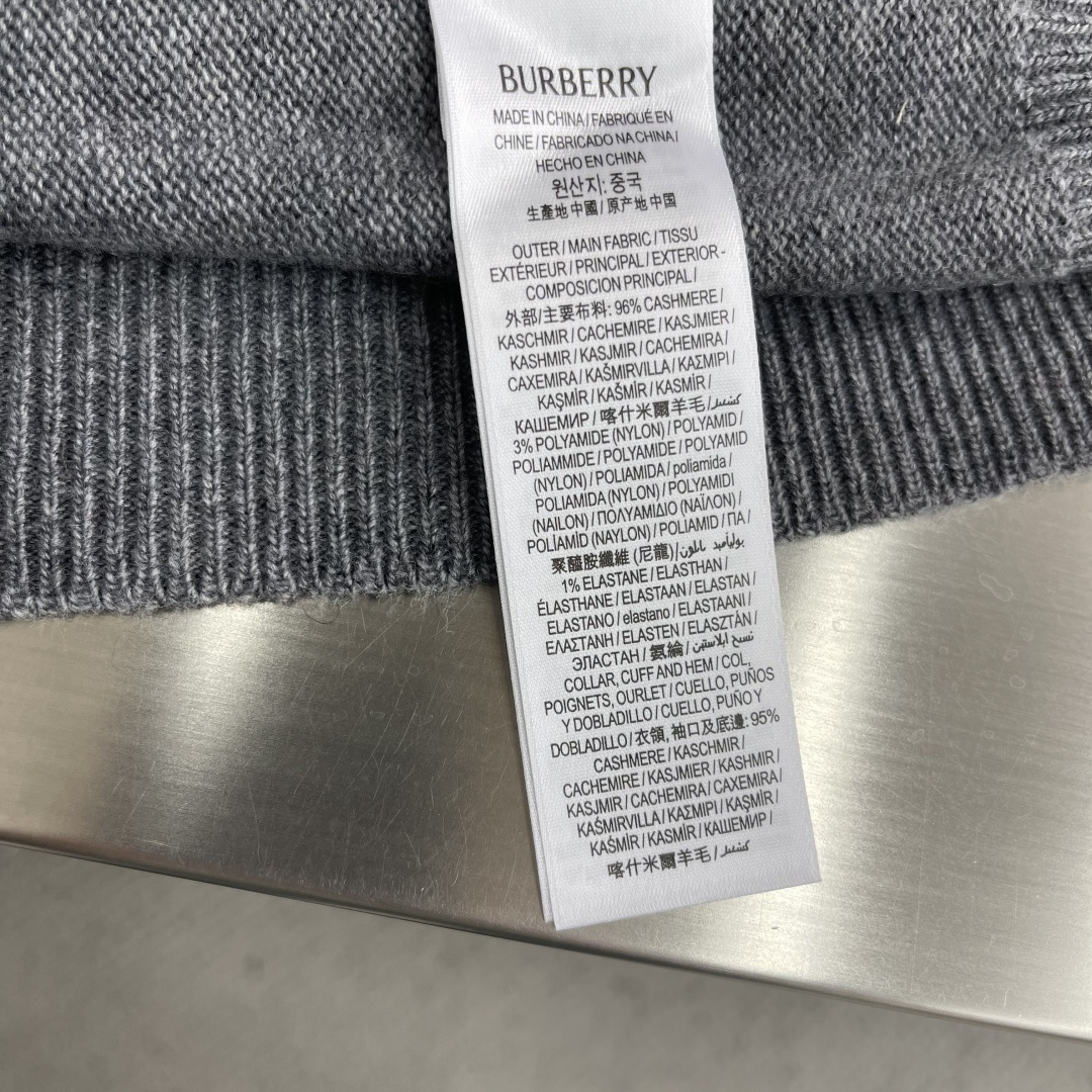 -BBR 刺绣半拉链高领针织衫以羊绒为主体主导面料的手感、保暖性和轻盈感，同时提供无与伦比的穿着体验。少
