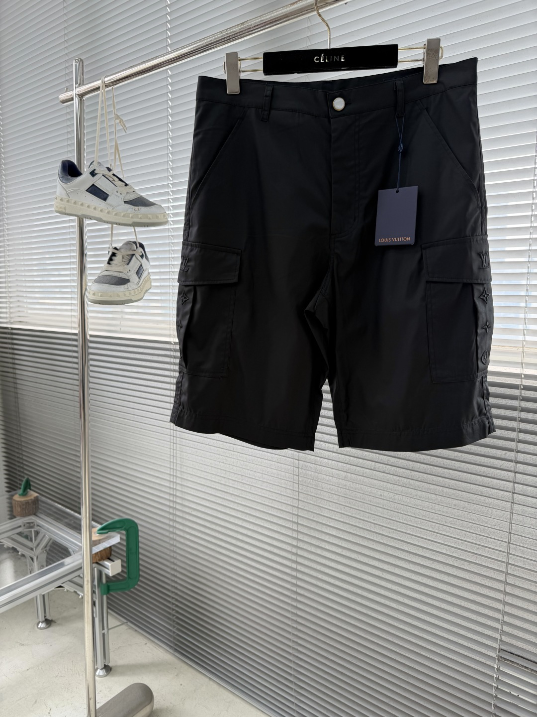 NO:743722,-Donkey Brand 2026 SS new summer style, cargo shorts made of fine silk and cotton blend. Cargo pockets with embroidered logo. Right back pocket with Loui* Vuitto* Malletier patch. Pearlescent button closure. Italian style pocket. Flap back pocket with pearlescent buttons. Classic fit. Size 46.48.50.52. Pants length 58596061. Waist 86909498. Hips.  105 109 113 117,Louis Vuitton-clothing,louis vuitton,louis vuitton,louis vuitton,shorts,19860909-驴牌 2026 SS夏季新款,工装短裤取材细腻丝棉混纺 工装口袋呈现刺绣标识 右侧后袋Loui* Vuitto* Malletier 贴饰 珠光纽扣开合 意式口袋,翻盖后袋配有珠光纽扣 经典版型剪裁 尺码46.48.50.52 裤长58596061 腰围86909498 臀围 105 109 113 117,路易威登-服装,louis vuitton,louis vuitton,louis vuitton,shorts,,Women's clothing