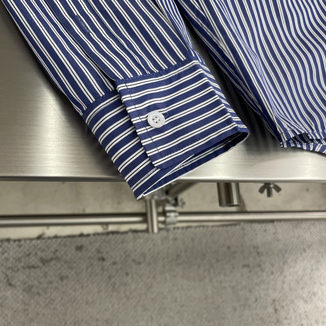 -Balenciag 26SS春夏新款长袖翻领衬衣，定制蓝白小格纹棉质面料，手臂双侧字母贴布口袋，弧形衣