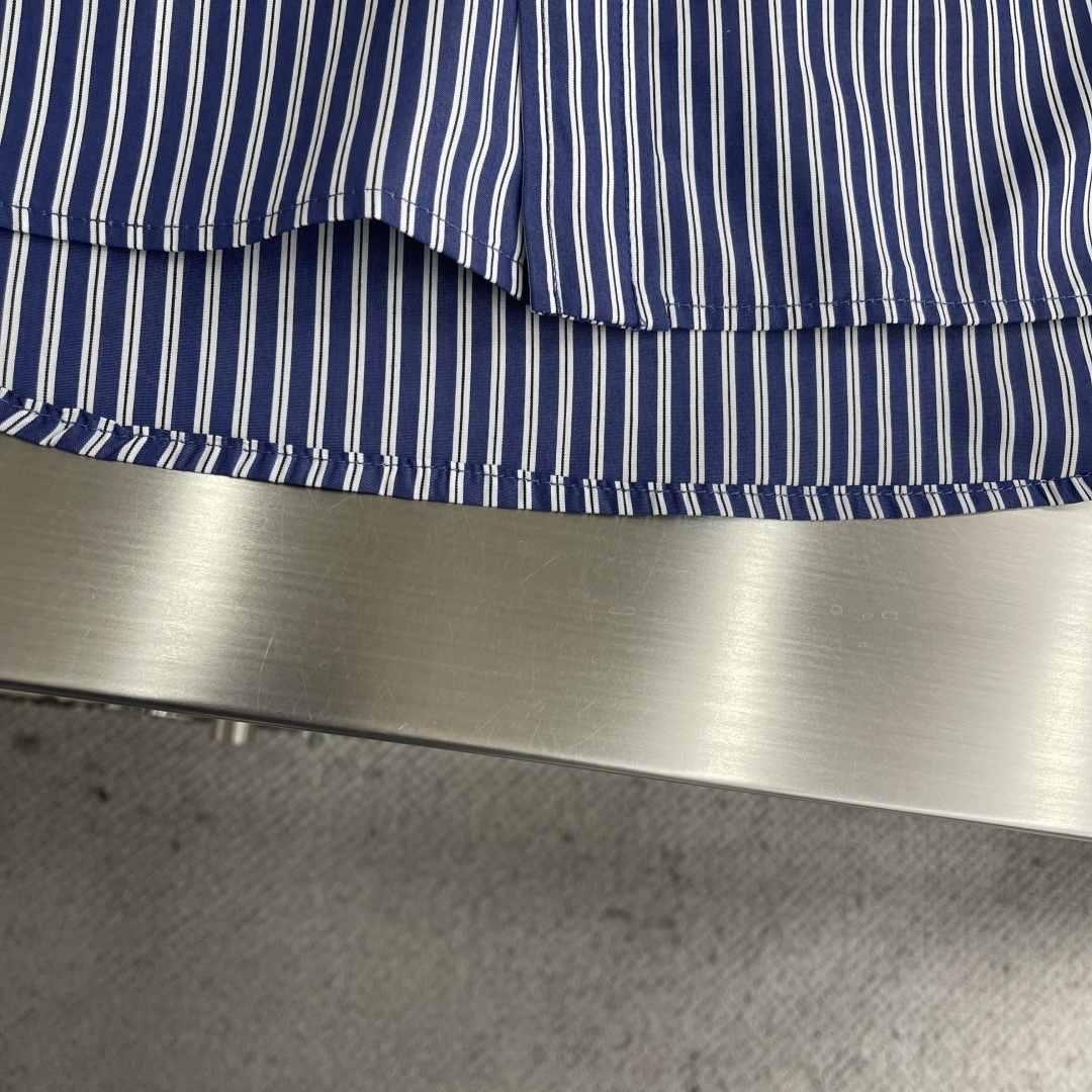-Balenciag 26SS春夏新款长袖翻领衬衣，定制蓝白小格纹棉质面料，手臂双侧字母贴布口袋，弧形衣