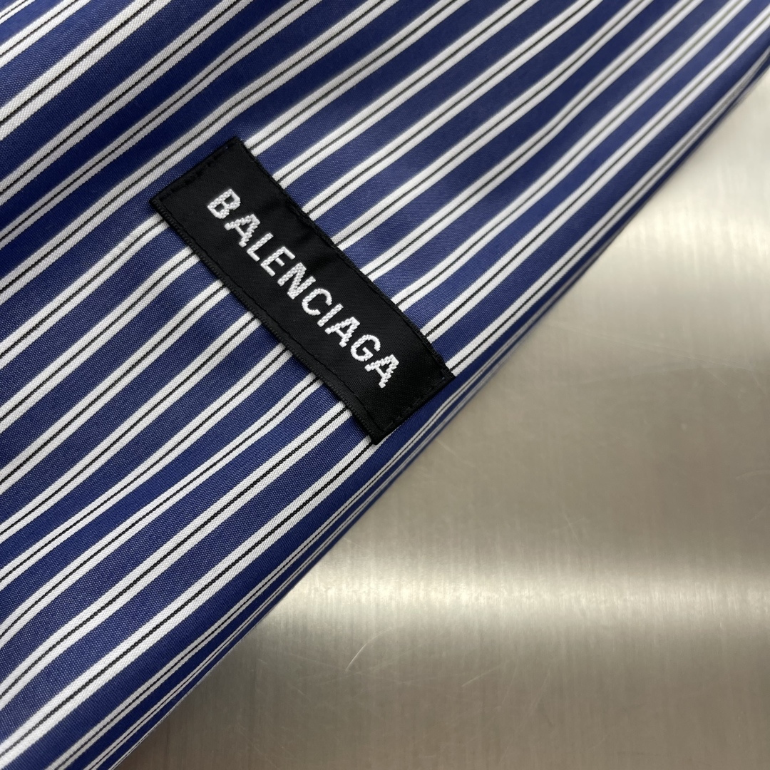 -Balenciag 26SS春夏新款长袖翻领衬衣，定制蓝白小格纹棉质面料，手臂双侧字母贴布口袋，弧形衣
