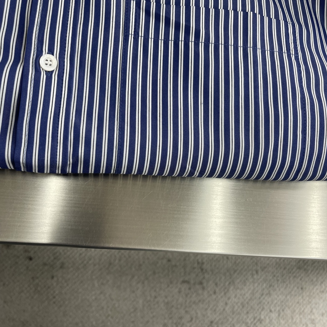 -Balenciag 26SS春夏新款长袖翻领衬衣，定制蓝白小格纹棉质面料，手臂双侧字母贴布口袋，弧形衣