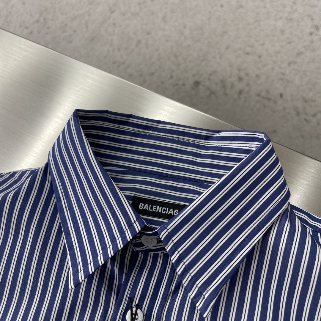 -Balenciag 26SS春夏新款长袖翻领衬衣，定制蓝白小格纹棉质面料，手臂双侧字母贴布口袋，弧形衣