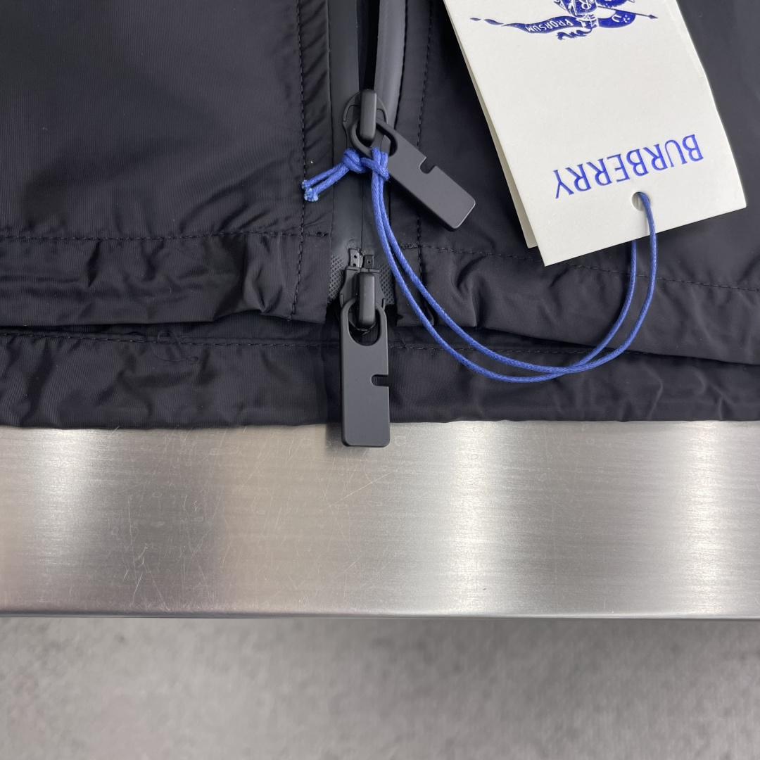 -BBR 骑士印章夹克衫面料和里料选择：选用100%聚酰胺纤维打造的尼龙面料。其分子链结构赋予它极强的抵
