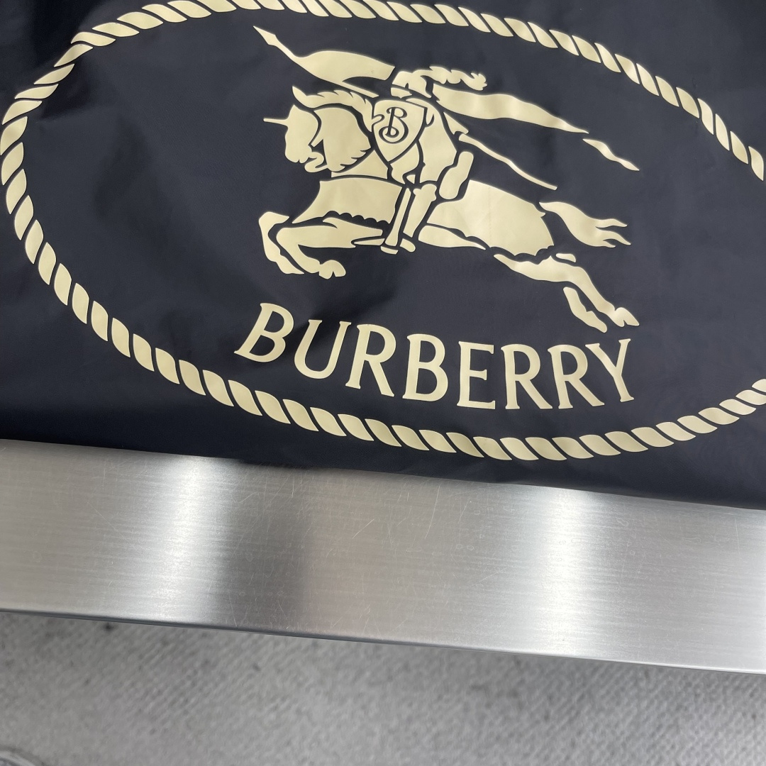 -BBR 骑士印章夹克衫面料和里料选择：选用100%聚酰胺纤维打造的尼龙面料。其分子链结构赋予它极强的抵
