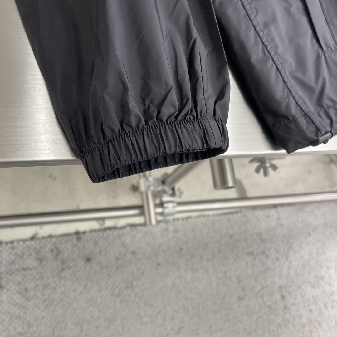 -BBR 骑士印章夹克衫面料和里料选择：选用100%聚酰胺纤维打造的尼龙面料。其分子链结构赋予它极强的抵