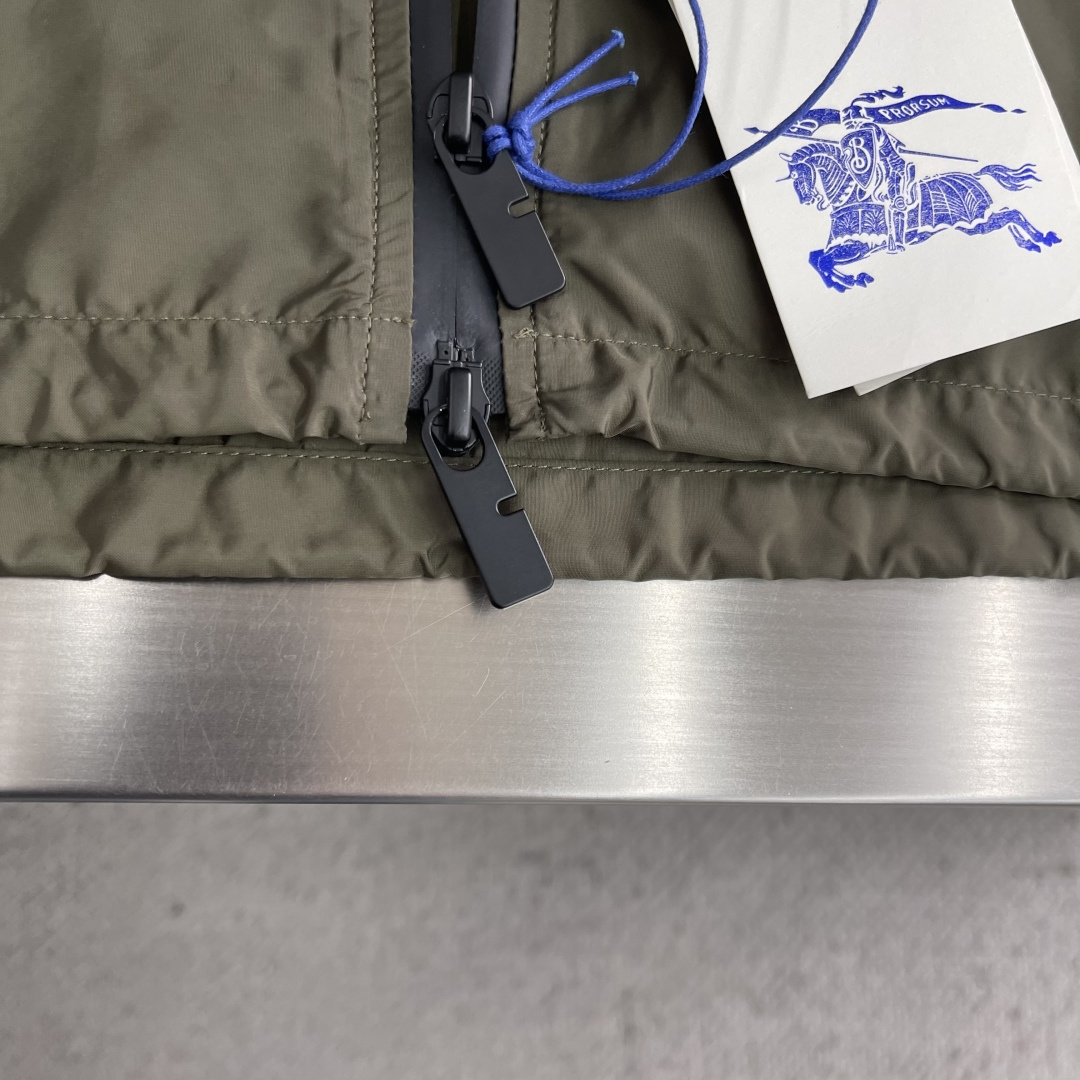-BBR 骑士印章夹克衫面料和里料选择：选用100%聚酰胺纤维打造的尼龙面料。其分子链结构赋予它极强的抵