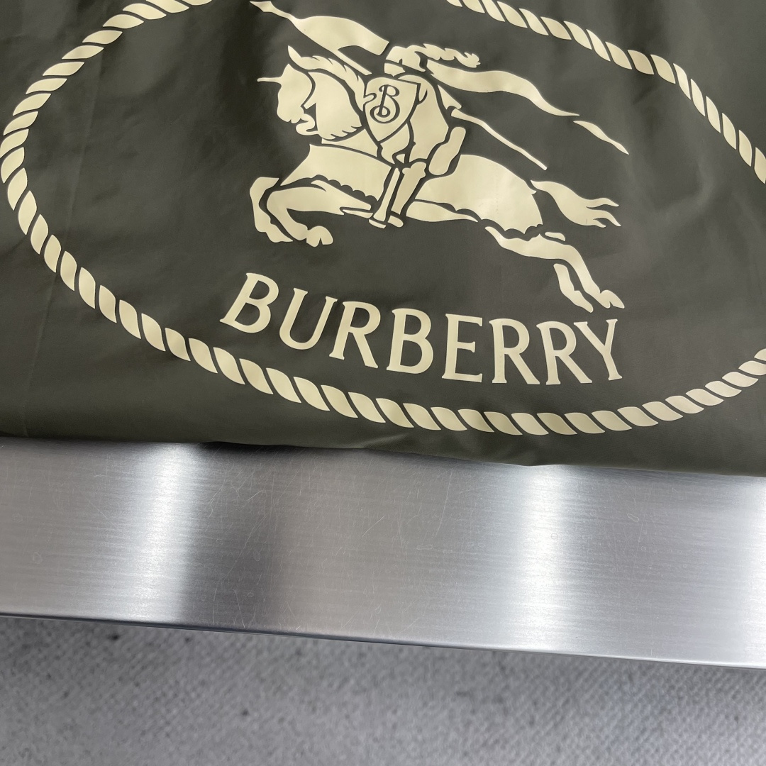 -BBR 骑士印章夹克衫面料和里料选择：选用100%聚酰胺纤维打造的尼龙面料。其分子链结构赋予它极强的抵