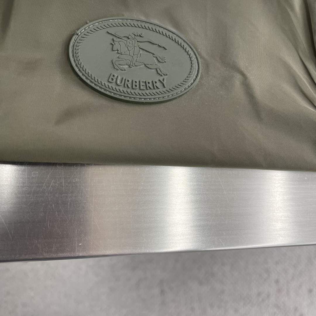 -BBR 骑士印章夹克衫面料和里料选择：选用100%聚酰胺纤维打造的尼龙面料。其分子链结构赋予它极强的抵