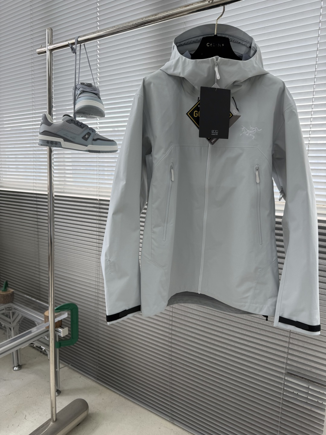 NO:908987,- New for 25 years, Beta lightweight's upgraded Beta SL jacket is designed for alpine travel and mountain environments. It is the ancestor's lightest Beta jacket and has been carefully designed to provide fully waterproof, windproof and breathable protection without sacrificing functionality or portability. Its new generation GORE-TEXePE membrane is light, thin, strong and does not contain PFC.C-KNIT  Backing technology improves comfort and breathability. Helmet-ready StormHood provides protection without compromising vision, underarm zippers provide ventilation, and RECCO reflectors help in searching situations. Unisex Sizes S M L S Bust 112 Length 72 Shoulder Length 50 Sleeve Length 64.5  Weight 100 Jin - Recommended to wear S Weight - 140 Jin recommended to wear M 140 Jin - 160 Jin recommended to wear L Manual measurement, there is an error of 1-2cm, the actual product shall prevail,, jil sander, jackets & coats,19860909- 鸟家 25年新款,Beta lightweight的升级版Beta SL 夹克专为高山旅行和山地环境而设计,是始祖最轻的Beta 夹克,经过精心设计,可提供完全防水、防风、透气的保护,同时不会牺牲功能或便携性. 其新一代GORE-TEXePE膜轻、薄、坚固且不含 PFC.C-KNIT 背衬技术提高了舒适性和透气性.可佩戴头盔的StormHood 可在不影响视野的情况下提供保护,腋下拉链可通风,RECCO 反射器可在搜索情况下提供帮助. 男女同款 尺码S M L S胸围112衣长72肩宽50袖长64.5 M胸围116衣长74肩宽51袖长66 L胸围衣长76肩宽52袖长67.5 体重 100斤-斤推荐穿 S 斤-140斤推荐穿 M 140斤-160斤推荐穿 L 手工测量,有1-2cm误差,以实物为准,,jil sander,jackets & coats,,Men's clothing