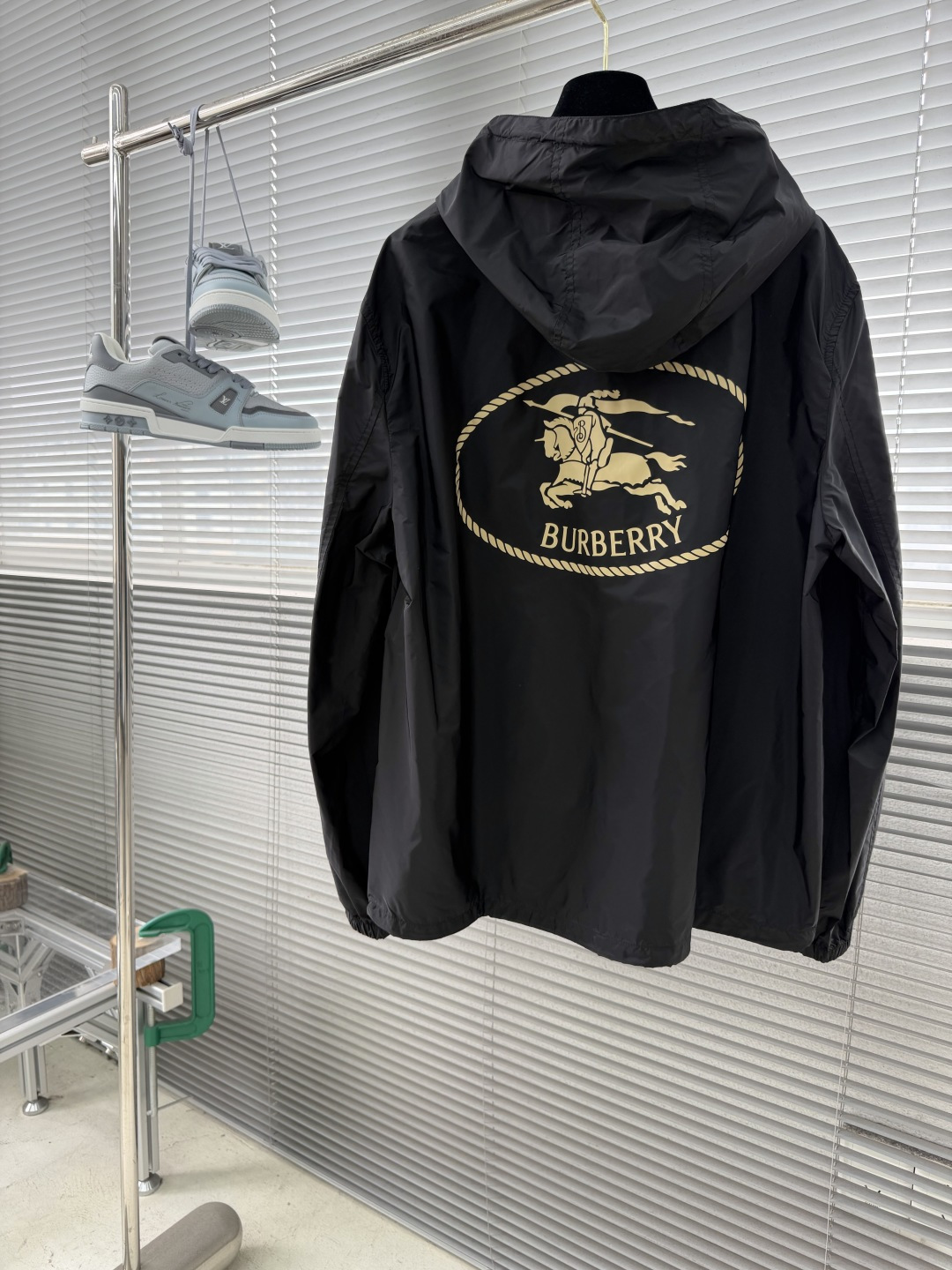 -BBR 骑士印章夹克衫面料和里料选择：选用100%聚酰胺纤维打造的尼龙面料。其分子链结构赋予它极强的抵
