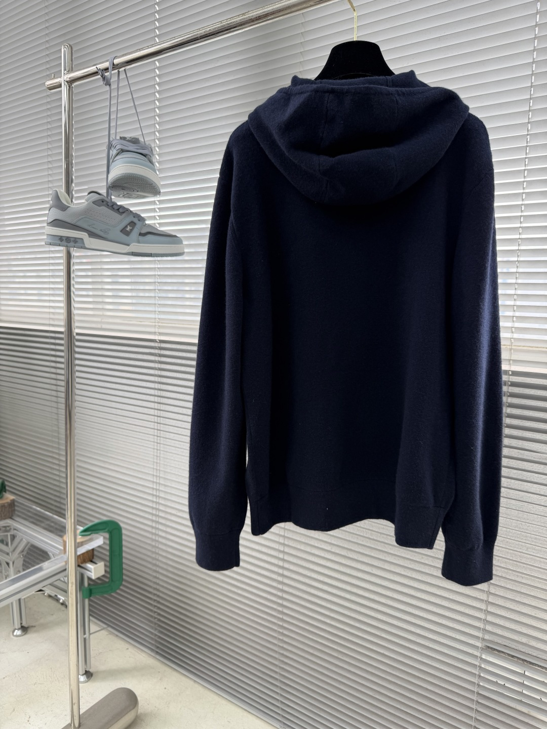 -BBR 饰刺绣拉链开衫以羊绒为主体主导面料的手感、保暖性和轻盈感，同时提供无与伦比的穿着体验。少量聚酰