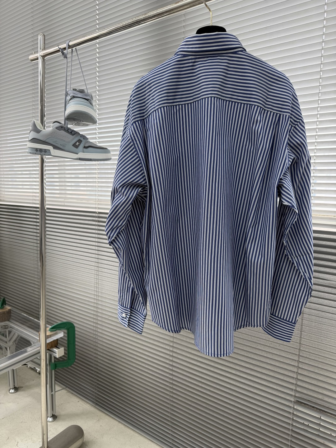 -Balenciag 26SS春夏新款长袖翻领衬衣，定制蓝白小格纹棉质面料，手臂双侧字母贴布口袋，弧形衣