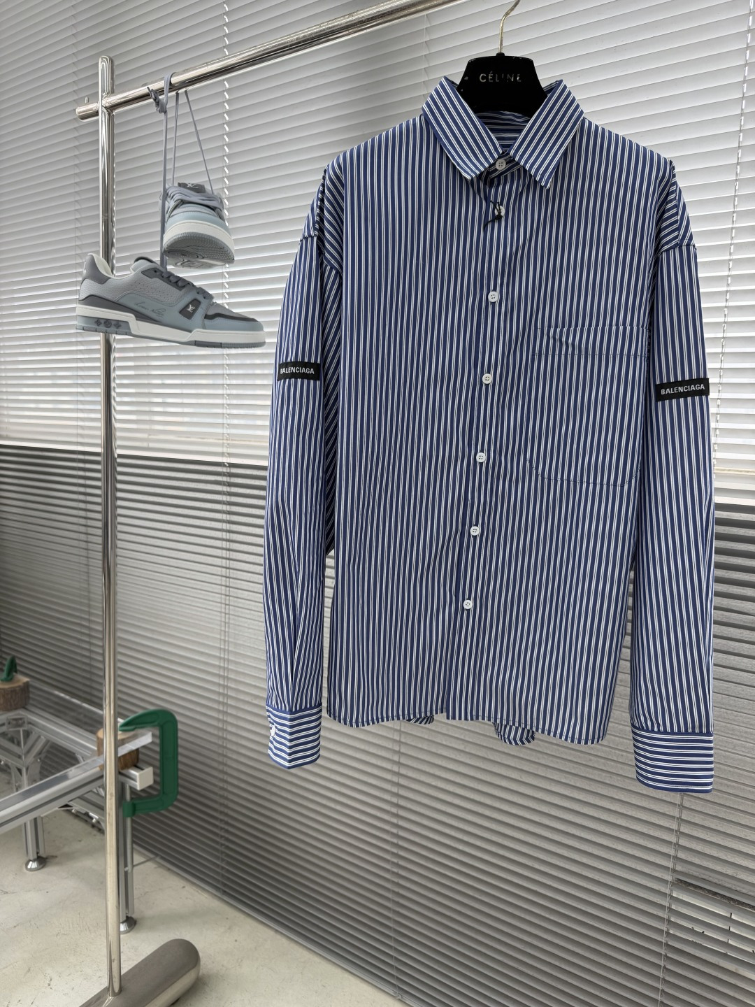 -Balenciag 26SS春夏新款长袖翻领衬衣，定制蓝白小格纹棉质面料，手臂双侧字母贴布口袋，弧形衣
