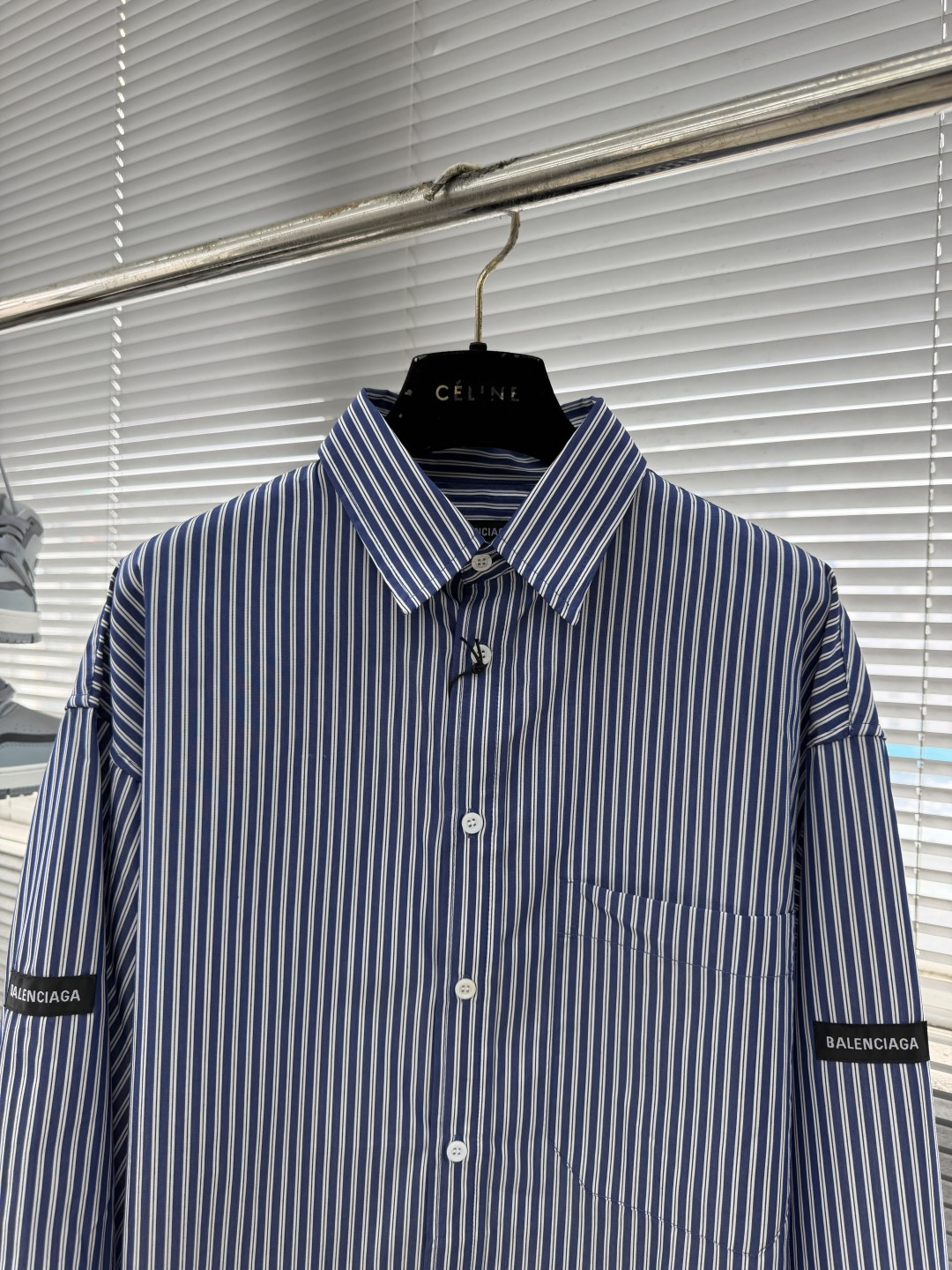 -Balenciag 26SS春夏新款长袖翻领衬衣，定制蓝白小格纹棉质面料，手臂双侧字母贴布口袋，弧形衣