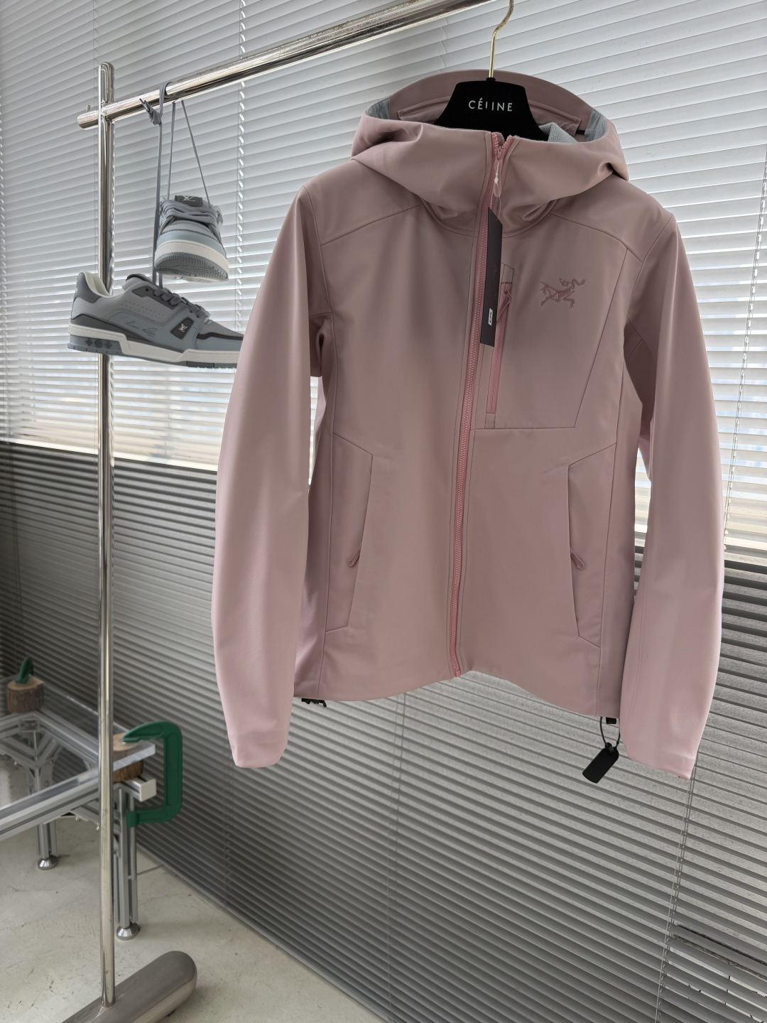 NO:935515,- Niaojia Women's Gamma MX Hooded Soft Shell Jacket As a soft shell jacket, it is windproof, water repellent, and breathable. The Octa hollow fiber fleece inside is lightweight and warm, and is suitable for daily wear at 0-10°C. Whether it is layered shirts/sweatshirts for urban commuting or outdoor hiking, it can become the focus of attention.  The three-dimensional slim silhouette specially designed for women avoids the bloated feeling of traditional functional styles. It can raise hands and bend without restraint. It can also be worn by small people to optimize body proportions and visually 'leg length cm'. Size S M L  10660165-170/50-6019860909- 鸟家 女款Gamma MX 连帽软壳外套 作为一款软壳外套,它兼具防风、防泼水、透气功能,内里Octa空心纤维抓绒轻量保暖,适合0-10℃的日常穿搭.无论是城市通勤叠穿衬衫/卫衣,还是户外徒步,都能成为吸睛焦点. 专为女性设计的立体修身廓形,避免了传统机能风的臃肿感,抬手、弯腰无束缚,小个子穿也能优化身材比例,视觉上“腿长cm”. 码数S M L XL XXL 尺码衣长胸围袖长建议身高/体重 S609858155-160/40-45 M62 10259160-165/45-50 L64 10660165-170/50-60 XL66 11061170-175/60-70 XXL 68 11462175-180/70-80,,jil sander,hoodie,sweatshirts,jackets & coats,shirts,hats,,Men's clothing