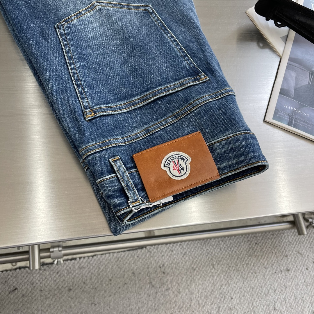 NO:908992,-mon spring and autumn washed men’s jeans!  Niuhuo has requirements for quality control details, and it is highly recommended to buy this model. The latest model in 26 years, this pair of jeans is made of denim cotton. The fabric has a solid and skeletal feel, and the upper body is not restrictive. It has a five-pocket straight-leg trousers. The dark blue elegant color goes well with T-shirts. There is nothing to say about the shape of the trousers, it is super nice~ Simple and pure basic style, invisible zipper opening and closing, with logo leather tag on the back waist. Clean cut, straight-leg trousers look handsome and elegant!  Size 30-38 (37),,jeans,tees,t-shirt,19860909-mon 春秋水洗男士牛仔裤！牛货对品控细节有要求的,强烈推荐入手此款 26年最新款, 这款牛仔裤采用牛仔棉制作 面料手感扎实有骨感,上身无束缚感,五口袋的直筒裤型,深蓝素雅色调很好搭配T恤单品 裤形没有什么好说的,超级赞~ 简单纯粹的基础款,隐形拉链开合,后腰处搭配Logo皮牌 利落裁剪,直筒裤型穿出帅气优雅！ 尺码30-38（37）,,jeans,tees，t-shirt,,Men's clothing