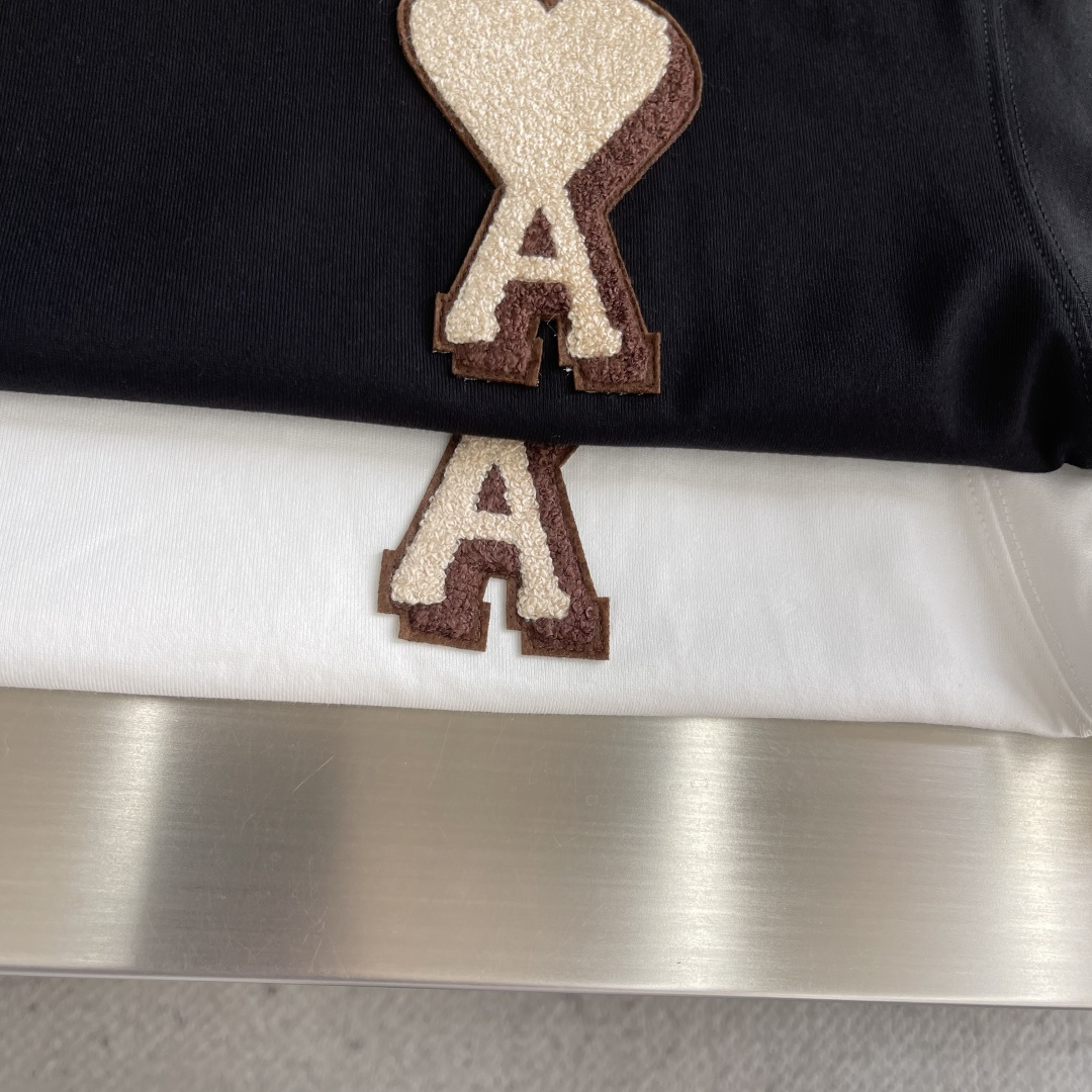 -Ami 刺绣细节全棉T恤厚款面料质感很好，亲肤感强，穿着舒适！尺码:S-XL肩宽50525355胸围 