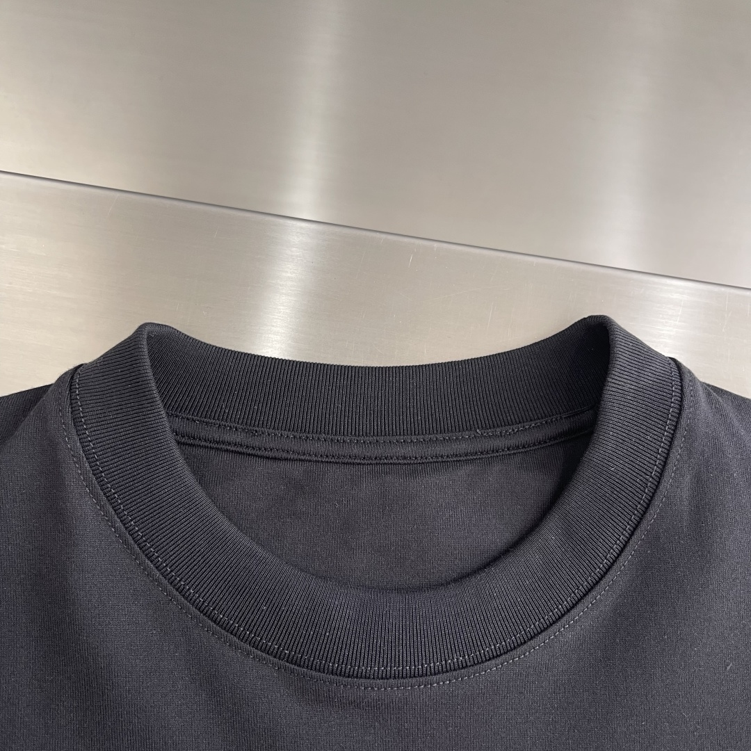 -Ami 刺绣细节全棉T恤厚款面料质感很好，亲肤感强，穿着舒适！尺码:S-XL肩宽50525355胸围 