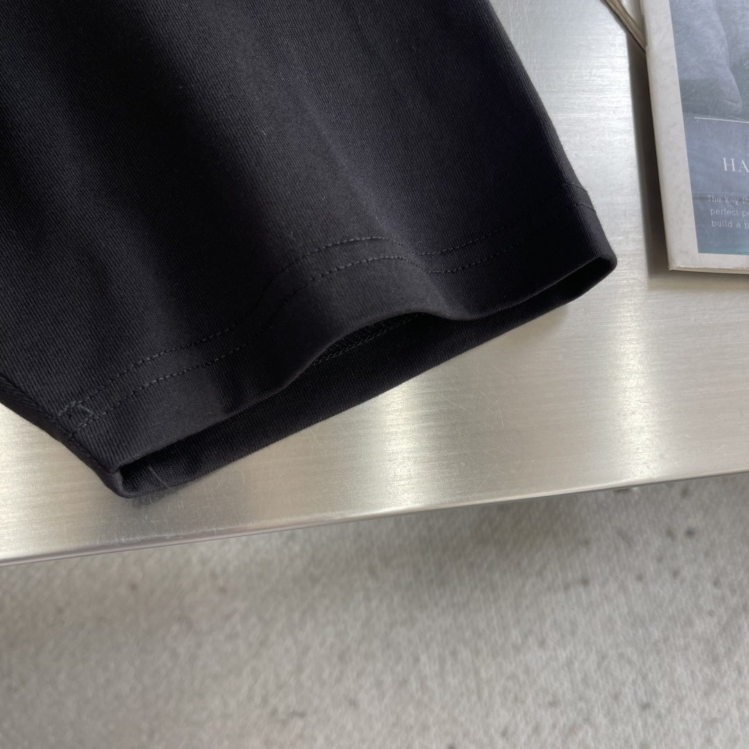 -Ami 刺绣细节全棉T恤厚款面料质感很好，亲肤感强，穿着舒适！尺码:S-XL肩宽50525355胸围 