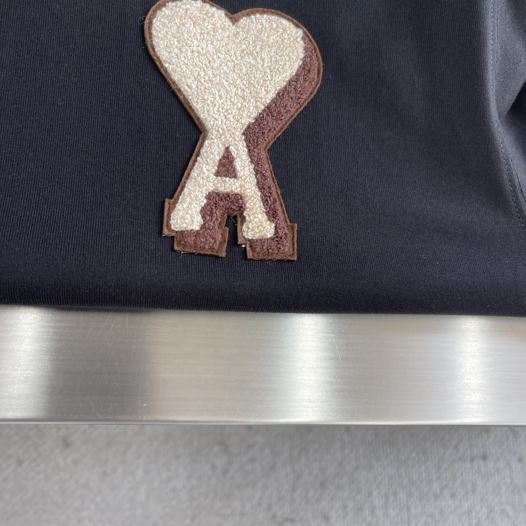 -Ami 刺绣细节全棉T恤厚款面料质感很好，亲肤感强，穿着舒适！尺码:S-XL肩宽50525355胸围 