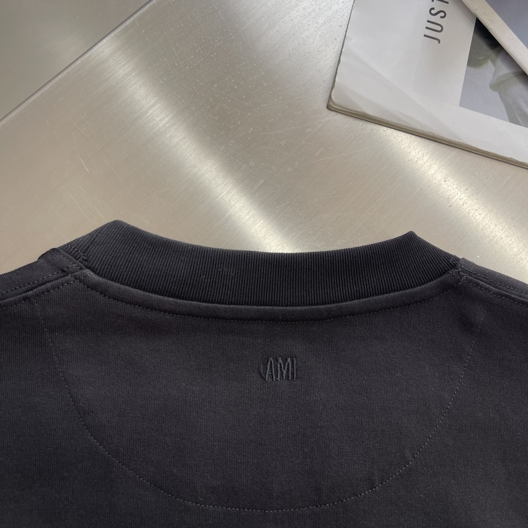 -Ami 刺绣细节全棉T恤厚款面料质感很好，亲肤感强，穿着舒适！尺码:S-XL肩宽50525355胸围 