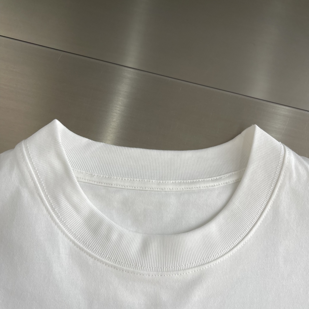 -Ami 刺绣细节全棉T恤厚款面料质感很好，亲肤感强，穿着舒适！尺码:S-XL肩宽50525355胸围 