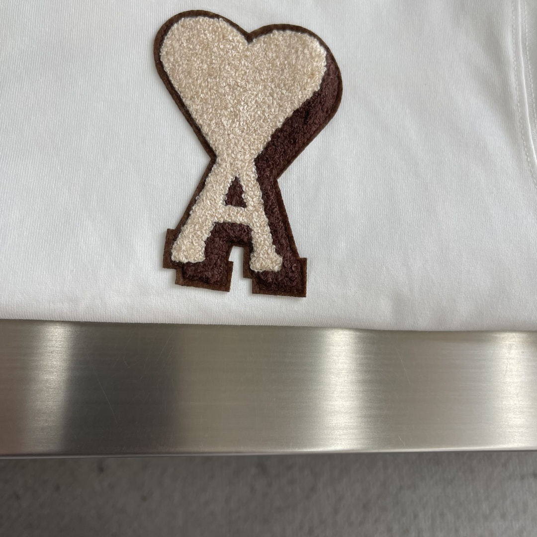 -Ami 刺绣细节全棉T恤厚款面料质感很好，亲肤感强，穿着舒适！尺码:S-XL肩宽50525355胸围 