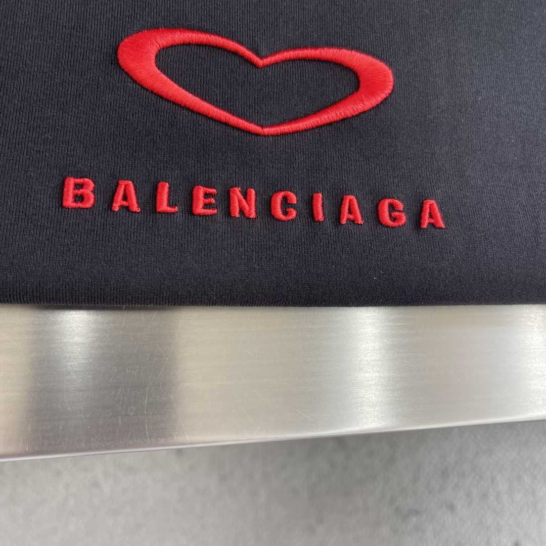-Balenciag 刺绣印花细节全棉T恤厚款面料质感很好，亲肤感强，穿着舒适！码数：S M L XL肩