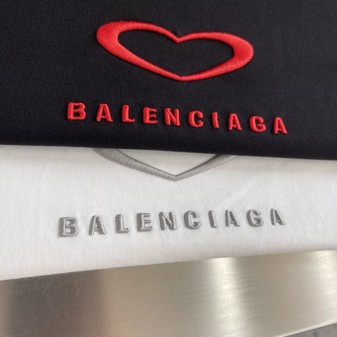 -Balenciag 刺绣印花细节全棉T恤厚款面料质感很好，亲肤感强，穿着舒适！码数：S M L XL肩