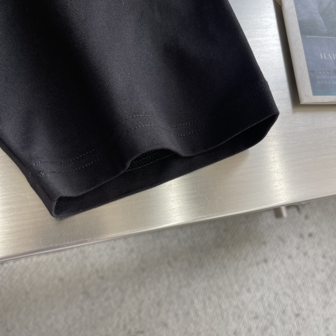 -Balenciag 刺绣印花细节全棉T恤厚款面料质感很好，亲肤感强，穿着舒适！码数：S M L XL肩