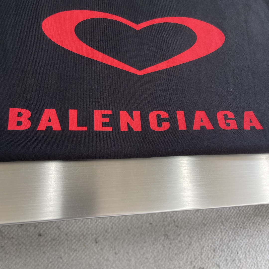 -Balenciag 刺绣印花细节全棉T恤厚款面料质感很好，亲肤感强，穿着舒适！码数：S M L XL肩