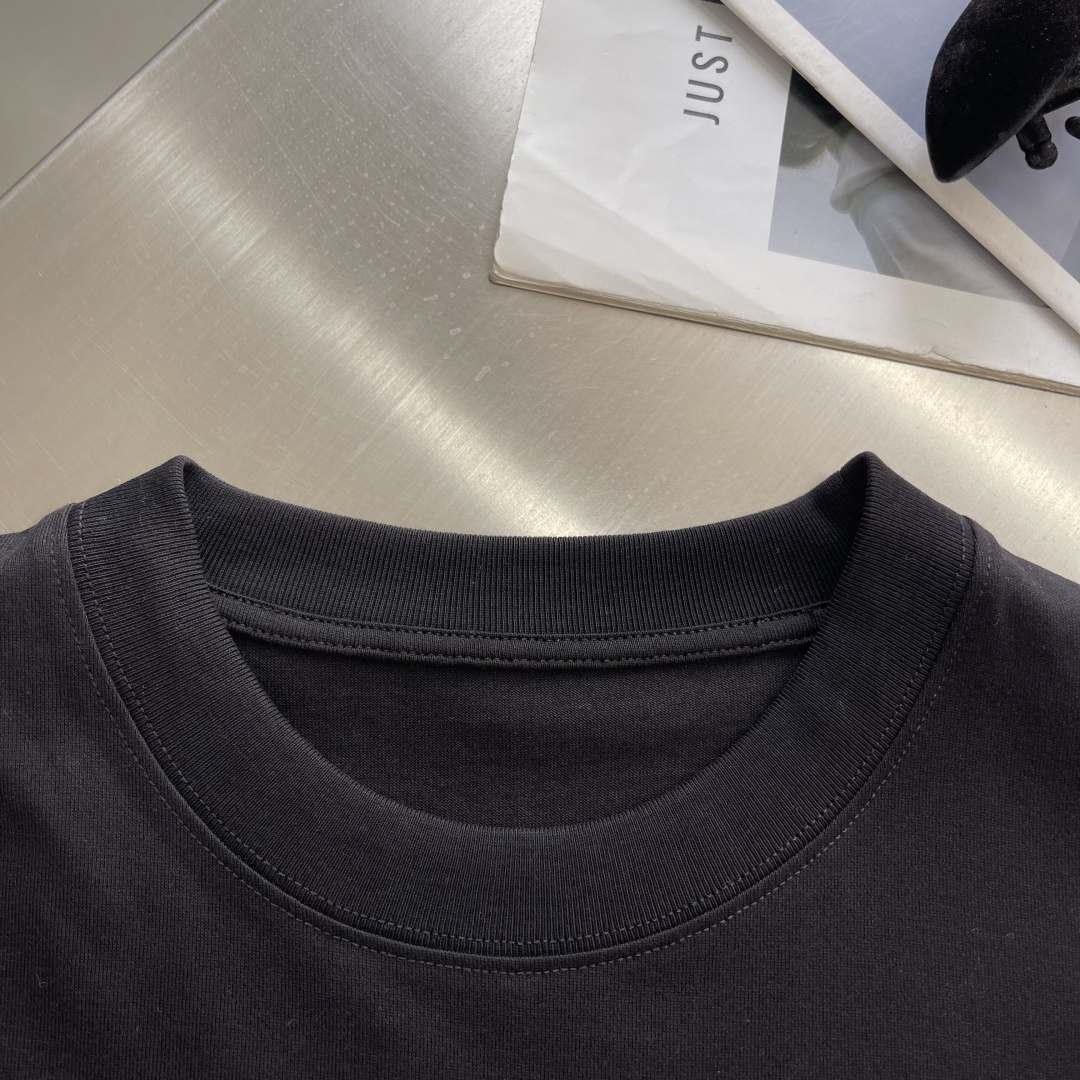 -Balenciag 刺绣印花细节全棉T恤厚款面料质感很好，亲肤感强，穿着舒适！码数：S M L XL肩