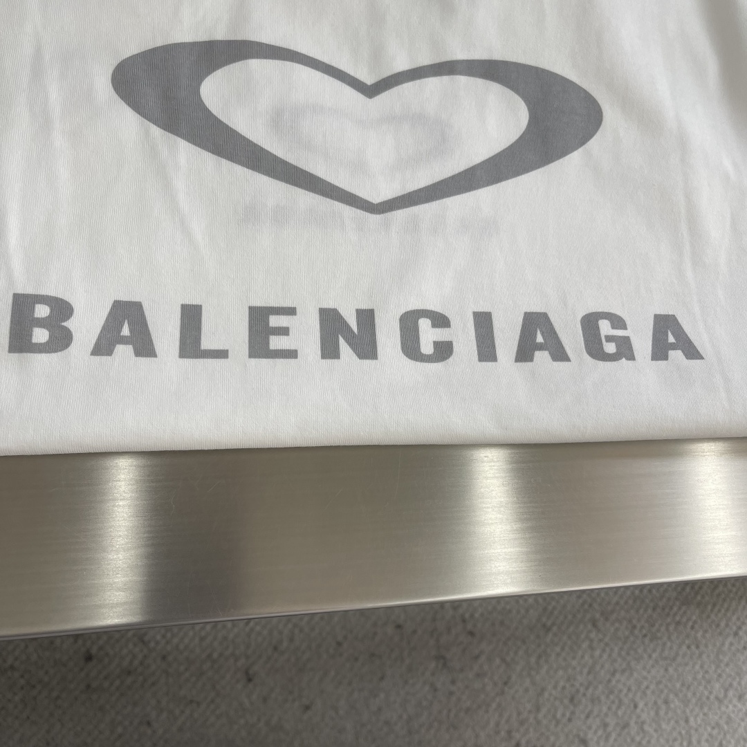 -Balenciag 刺绣印花细节全棉T恤厚款面料质感很好，亲肤感强，穿着舒适！码数：S M L XL肩