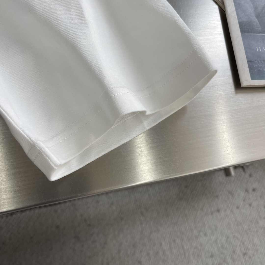 -Balenciag 刺绣印花细节全棉T恤厚款面料质感很好，亲肤感强，穿着舒适！码数：S M L XL肩